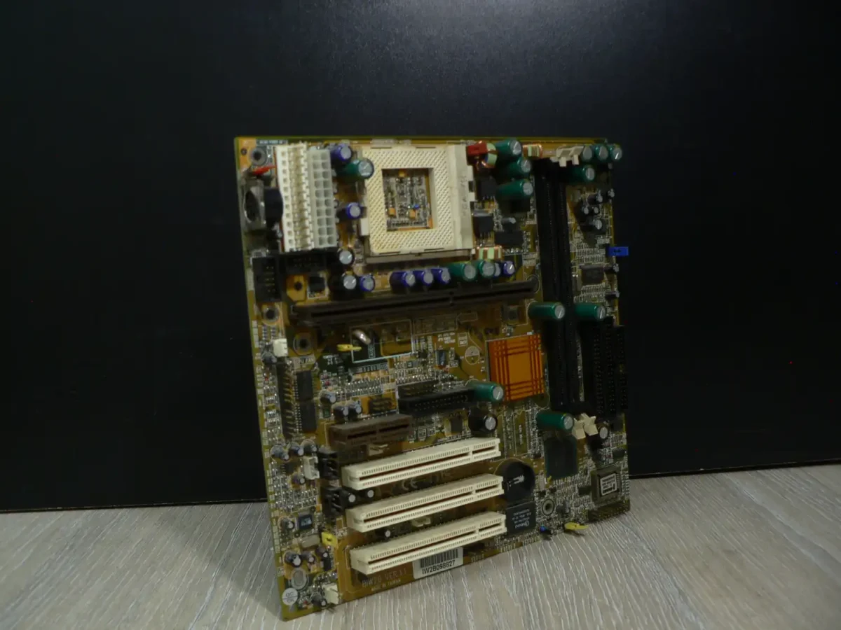 Procomp Informatics BIW2B VER:1.1 Socket 370/Slot 1 Alaplap - Image 1