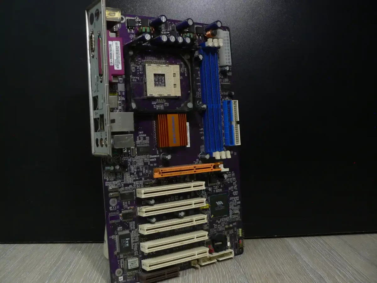ECS L4VXA2 REV:1.0 Socket 478 Alaplap + Hátlap/IO-Shield (B kategória, korrodált hátlapi kivezetések, rossz állapotú) - Image 1