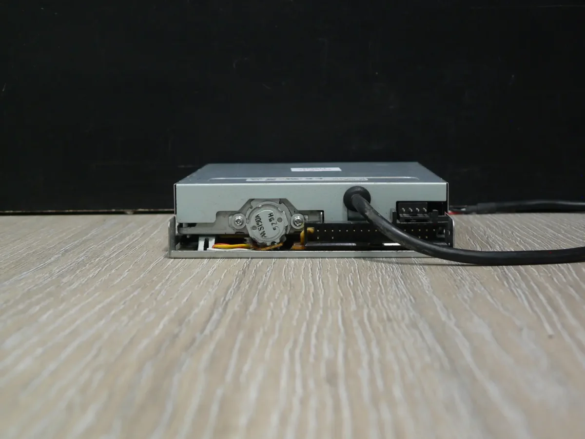 TEAC FD-CR7 3,5" 1,44MB Floppy Meghajtó Fekete + Kártya olvasó - Image 4