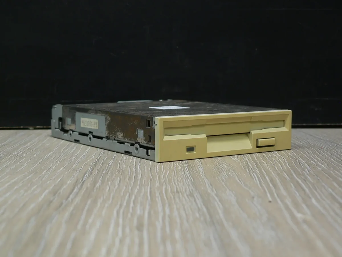 Mitsumi D359T3 3,5" 1,44MB Floppy Meghajtó (B kategória, korrodált burkolat) - Image 1