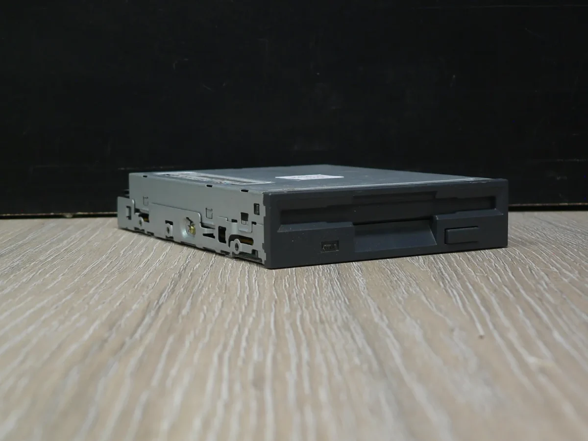 Mitsumi D353M3D 3,5" 1,44MB Floppy Meghajtó Fekete - Image 1