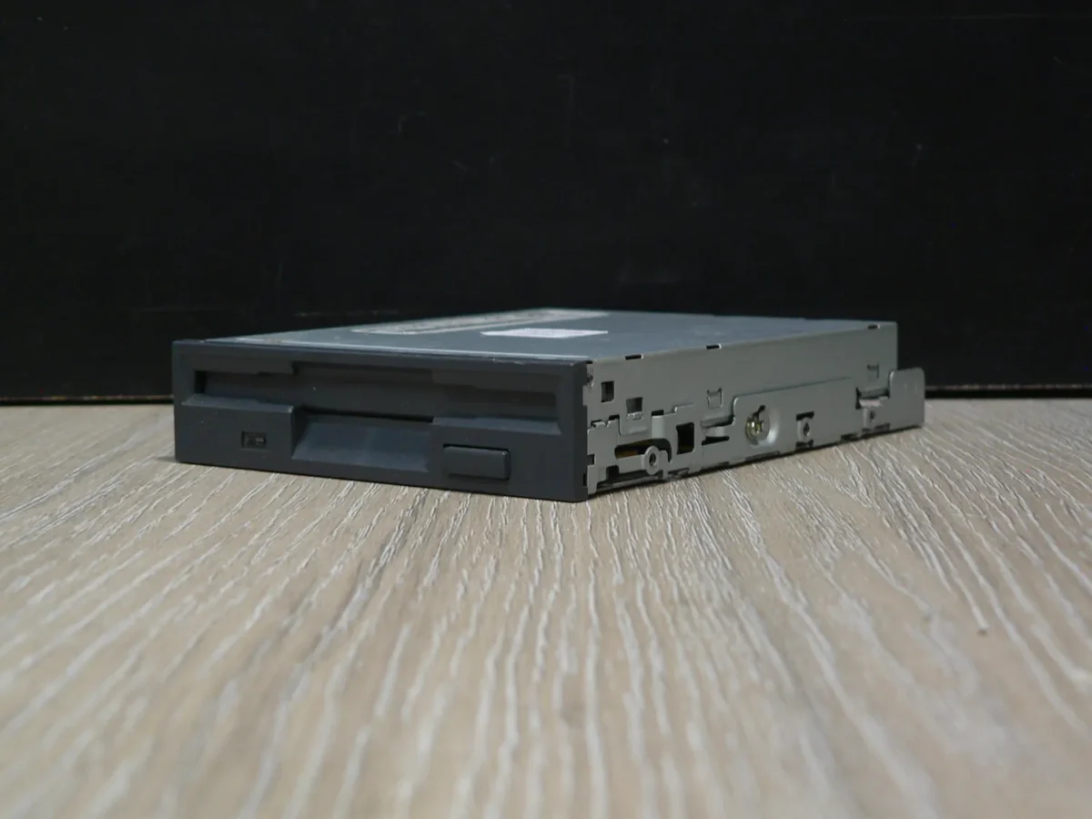 Mitsumi D353M3D 3,5" 1,44MB Floppy Meghajtó Fekete - Image 3