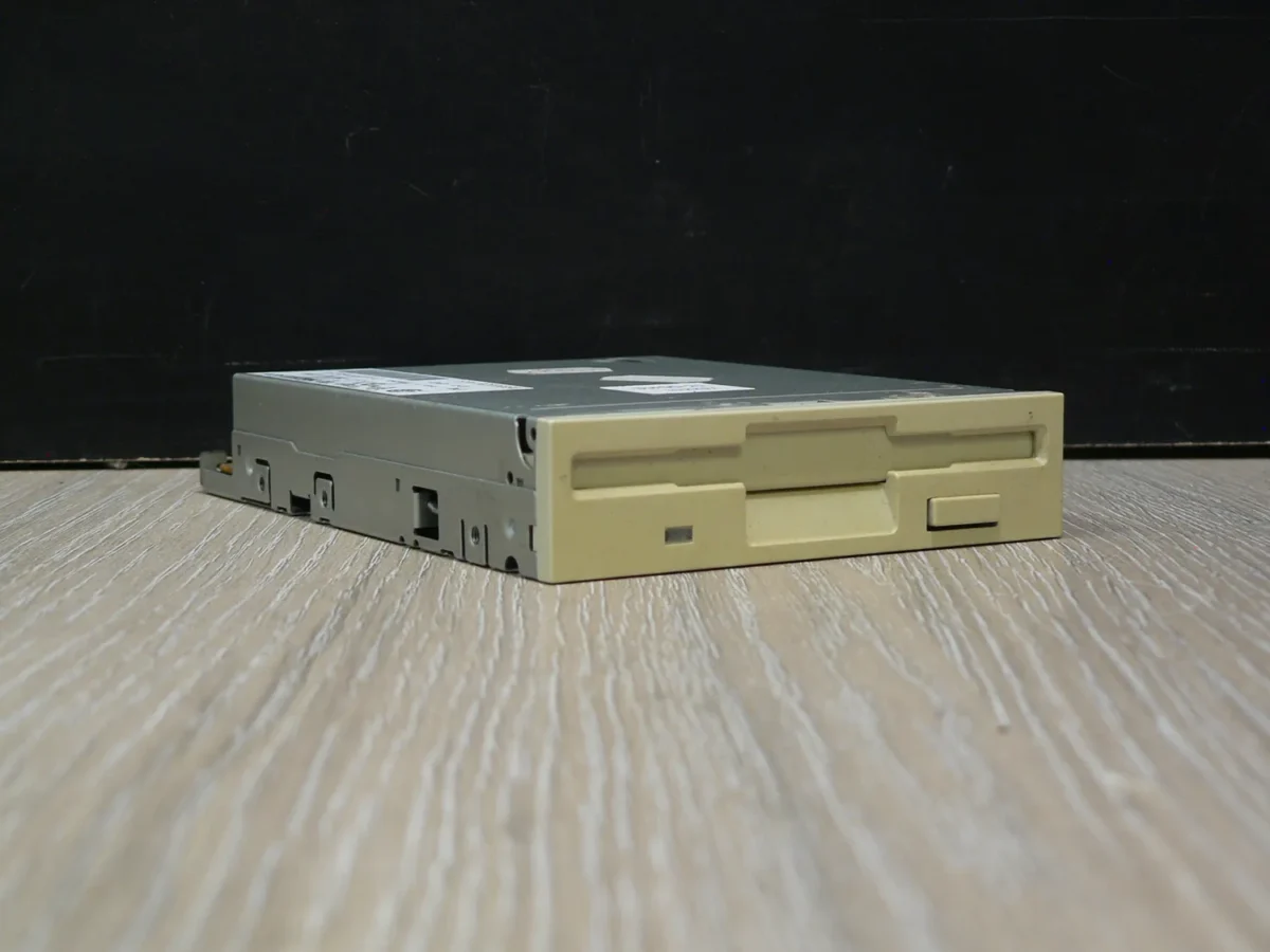 Alps Electric DF354H911C 3,5" 1,44MB Floppy Meghajtó (A- kategória, korrodált burkolat) - Image 1