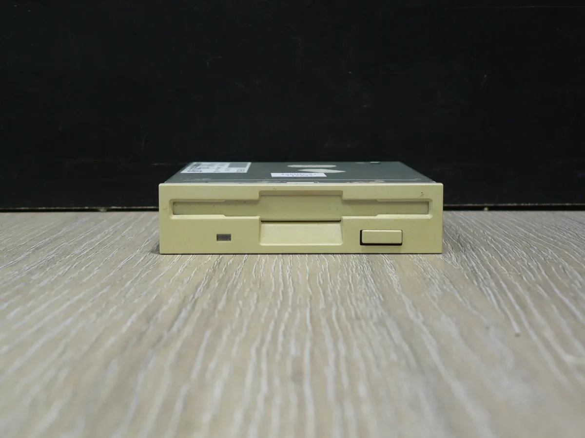 Alps Electric DF354H911C 3,5" 1,44MB Floppy Meghajtó (A- kategória, korrodált burkolat) - Image 2