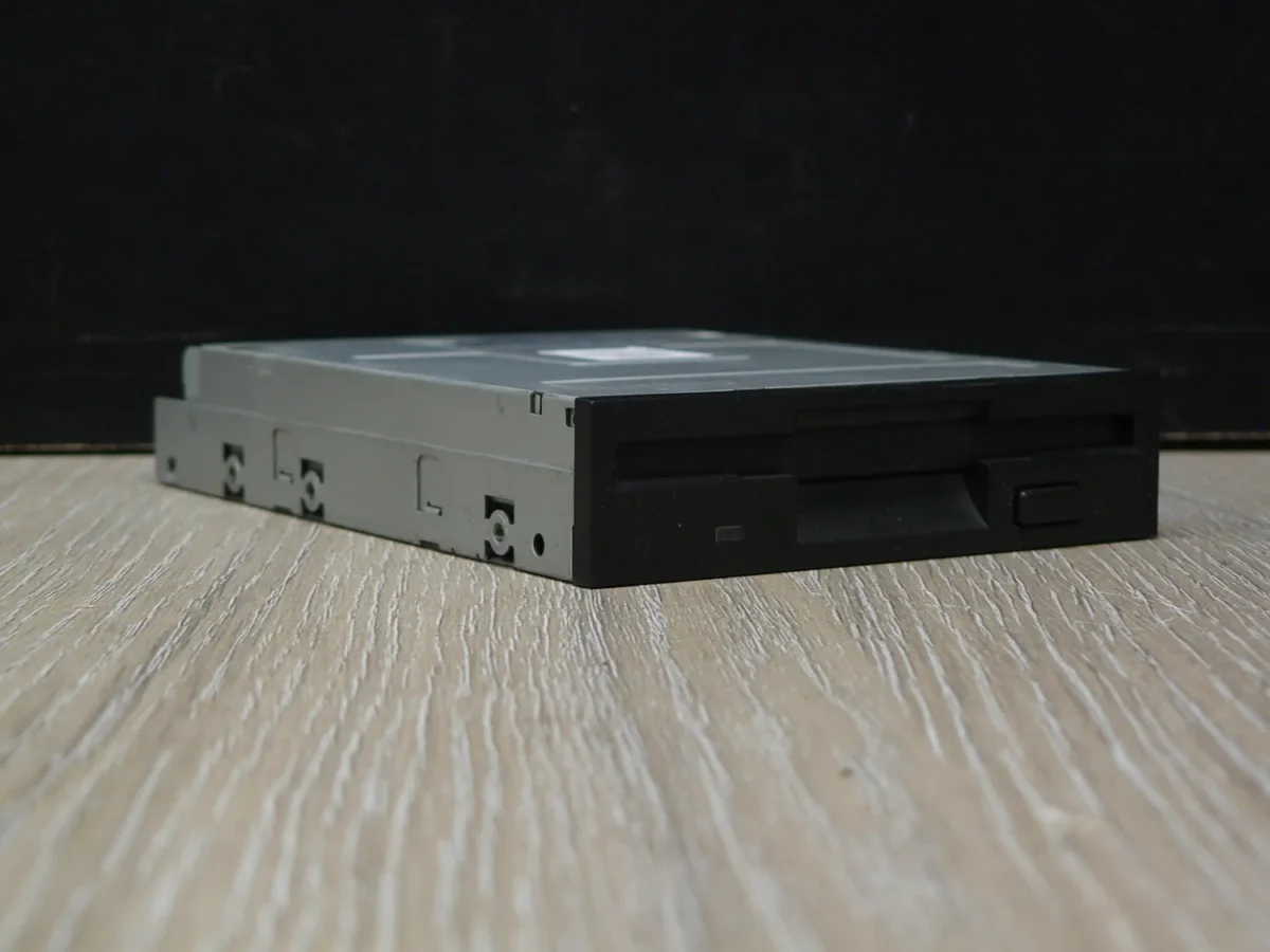 35FDD-51-1 SAMSUNG 321B 3,5" 1,44MB Floppy Meghajtó Fekete - Image 1