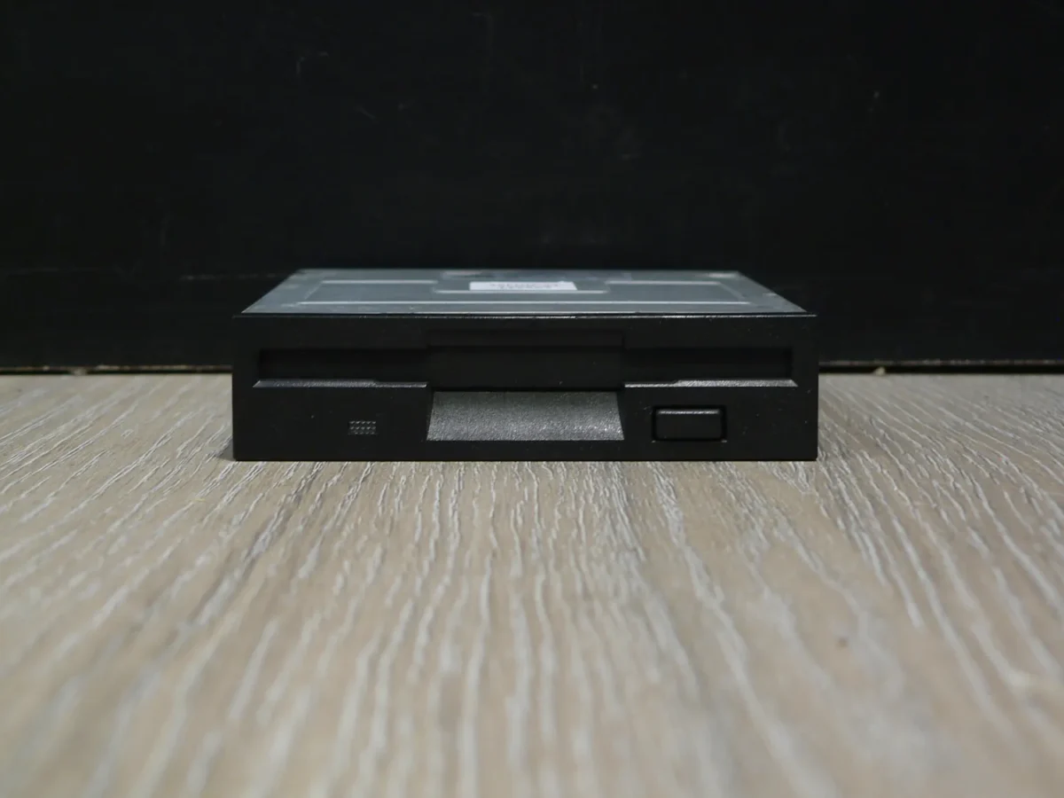 SAMSUNG 321B 3,5" 1,44MB Floppy Meghajtó Fekete - Image 2