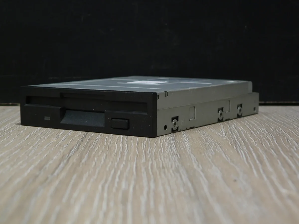 SAMSUNG 321B 3,5" 1,44MB Floppy Meghajtó Fekete - Image 3