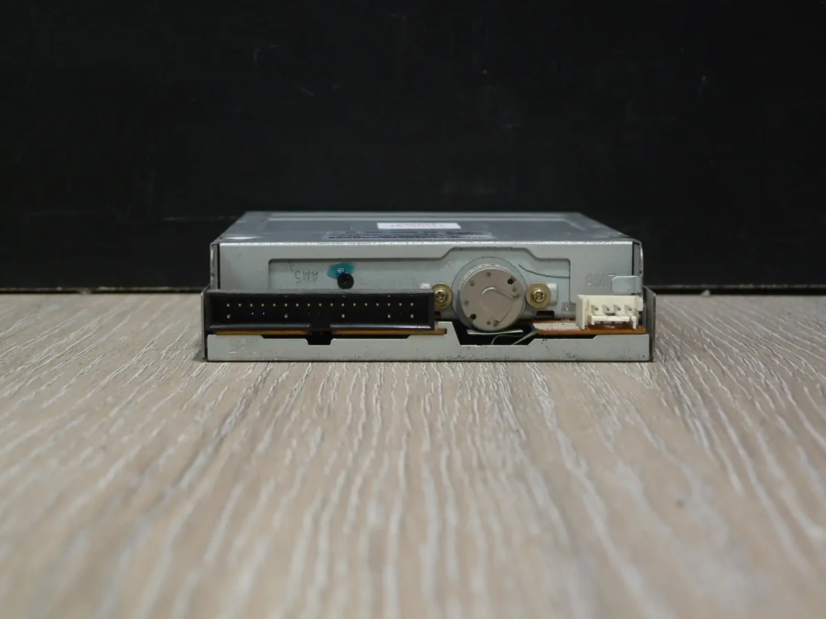SAMSUNG 321B 3,5" 1,44MB Floppy Meghajtó Fekete - Image 4