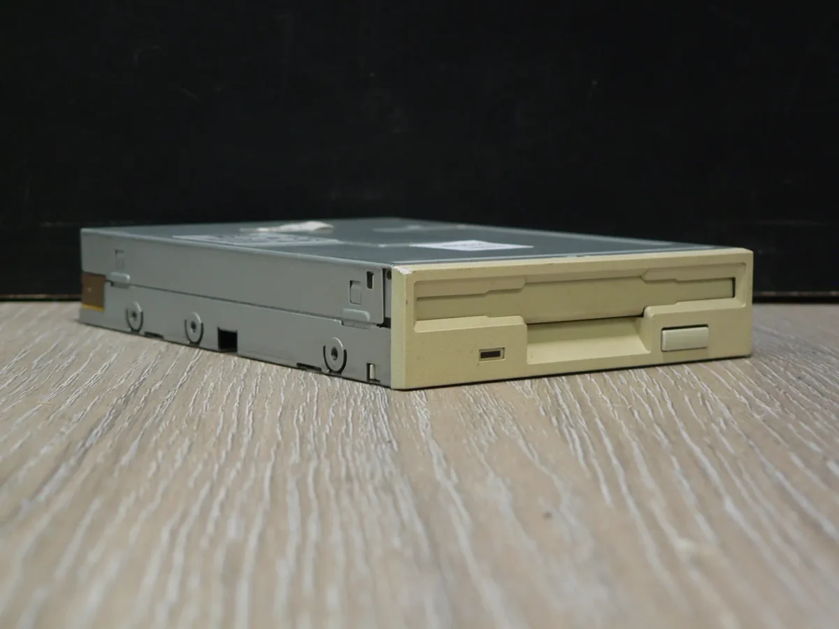 35FDD-56-1 SONY MPF920-E 3,5" 1,44MB Floppy Meghajtó (A- kategória, Előlap sarka levan pattanva) - Image 1