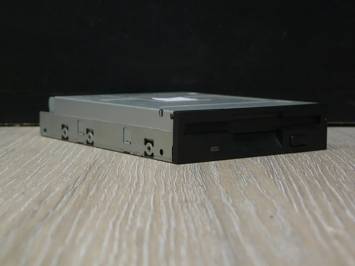 SAMSUNG SFD-321B 3,5" 1,44MB Floppy Meghajtó Fekete - Image 1