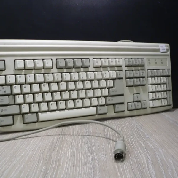 Mitsumi DIN Billentyűzet Angol