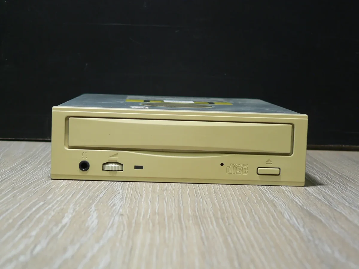 Panasonic CR-585-B IDE CD-ROM (1997) - Image 2