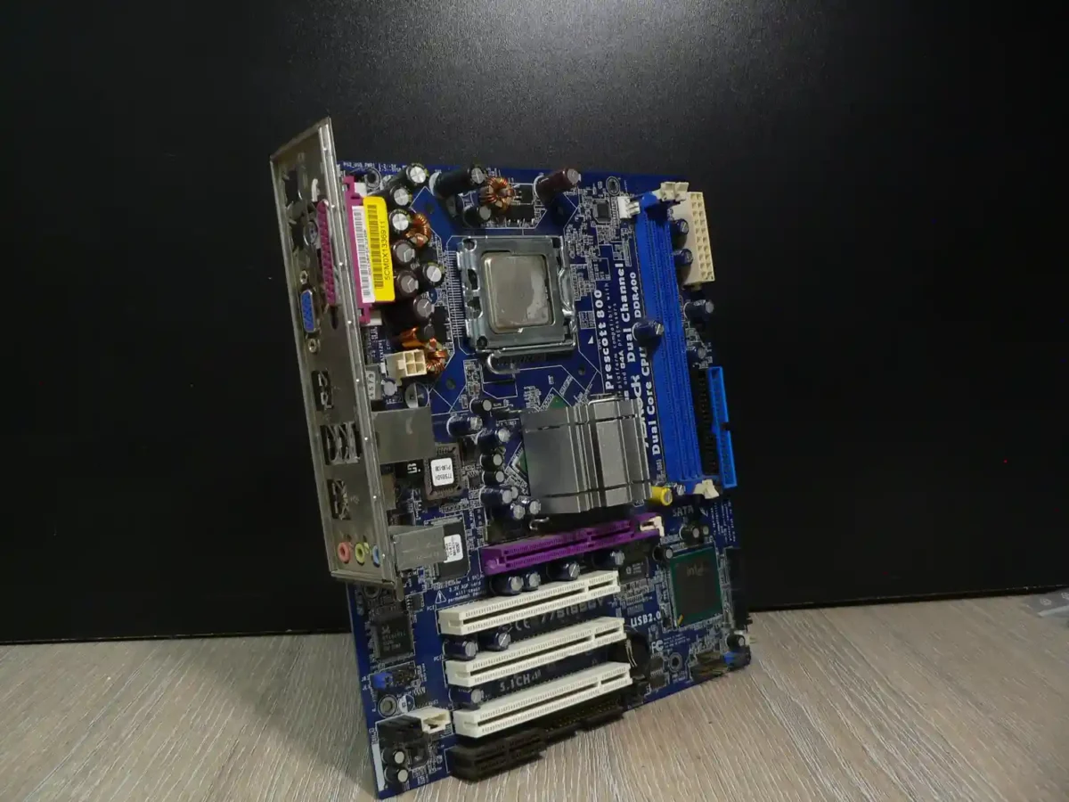 ASRock 775i65GV LGA775 Alaplap + Intel Celeron D 336 + Hátlap/IO-Shield (B kategória, DIMM2 RAM foglalat egyik lefogatója törött, korrodált hátlapi kivezetések) - Image 1