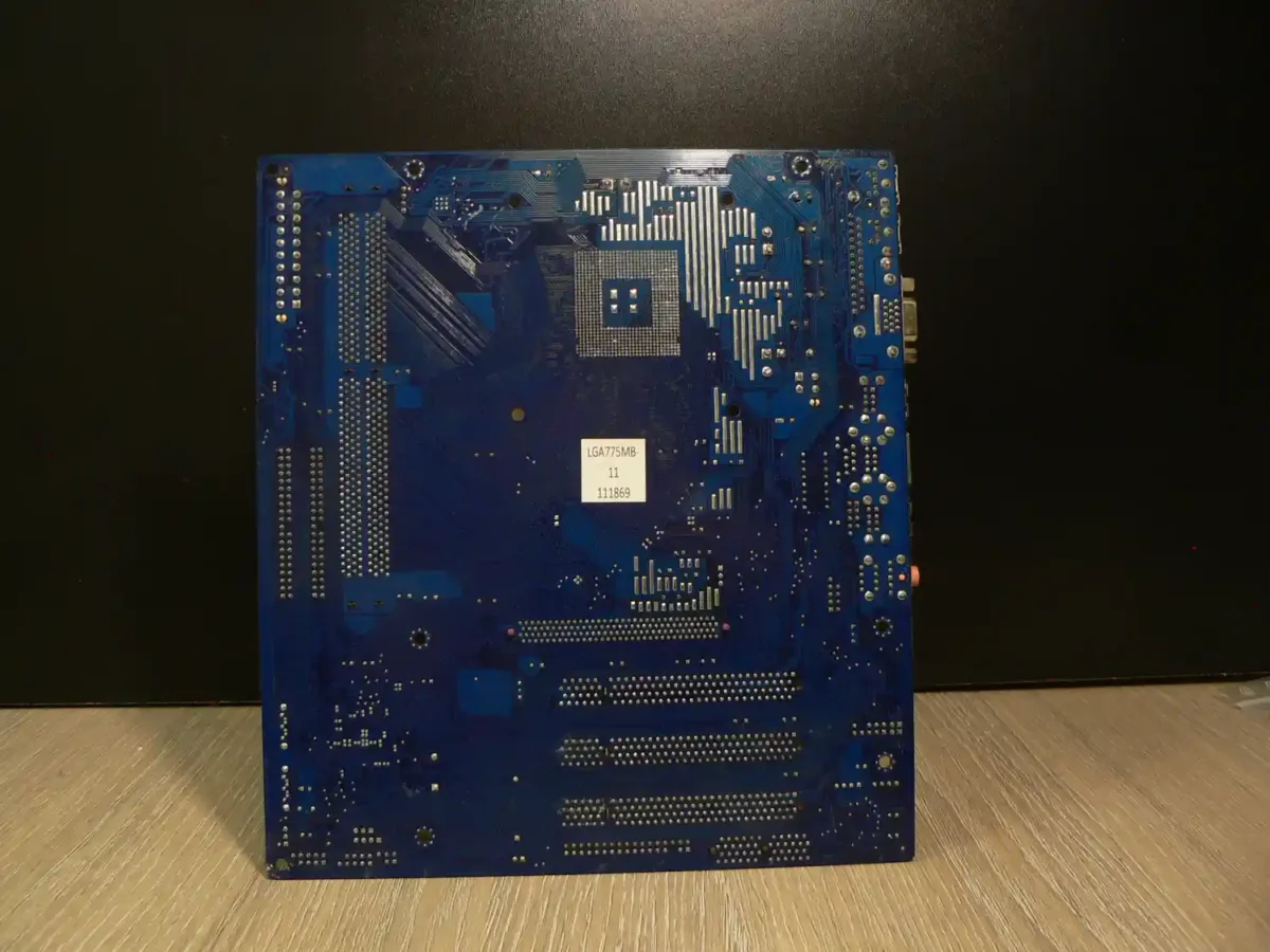 ASRock 775i65GV LGA775 Alaplap + Intel Celeron D 336 + Hátlap/IO-Shield (B kategória, DIMM2 RAM foglalat egyik lefogatója törött, korrodált hátlapi kivezetések) - Image 4