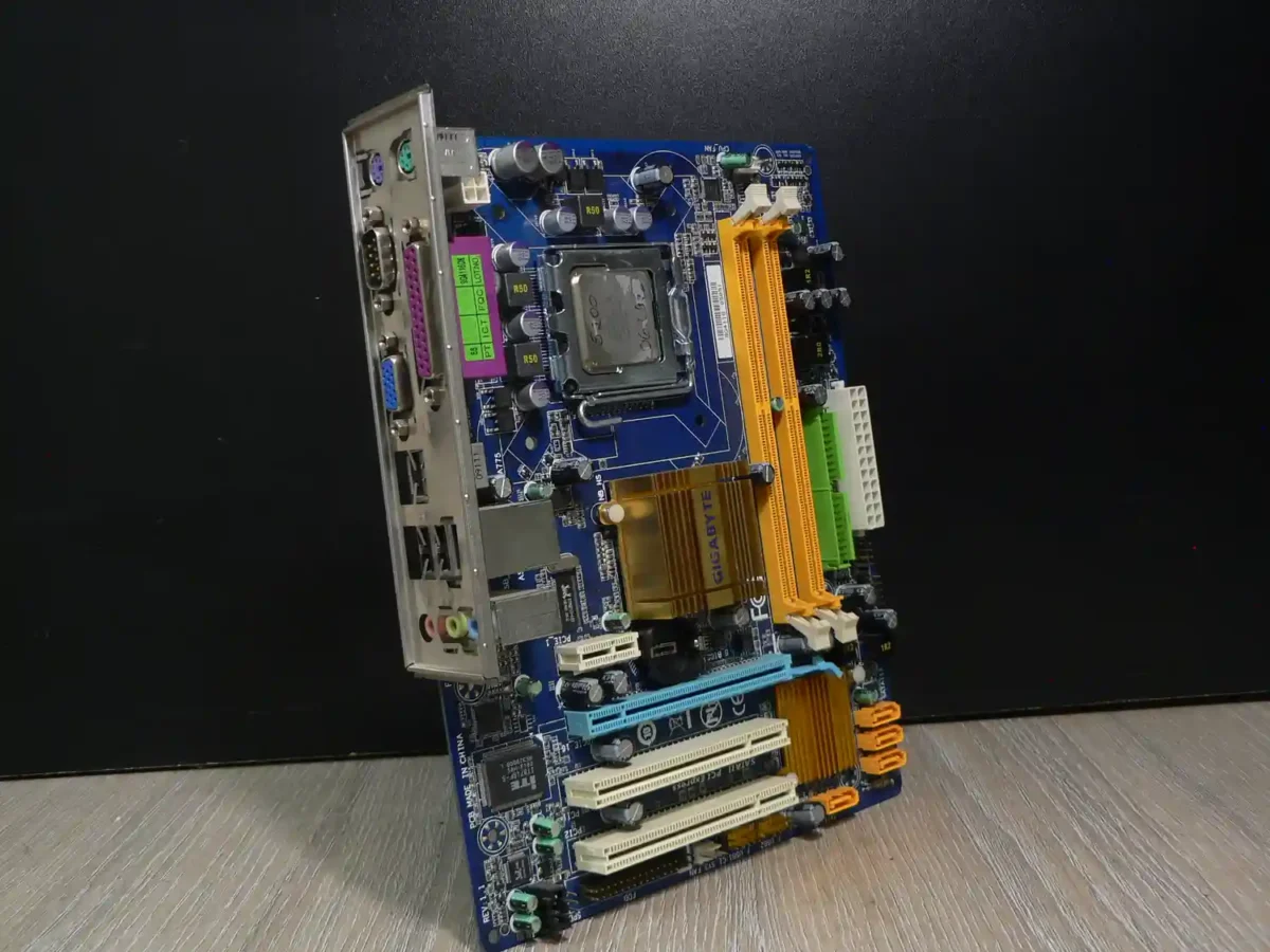 Gigabyte GA-G32M-ES2C LGA775 Alaplap + Intel Pentium E5200 + Hátlap/IO-Shield - Image 1