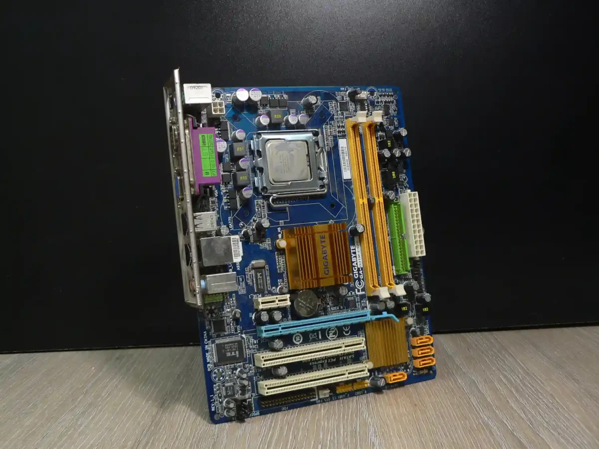 Gigabyte GA-G31M-ES2C LGA775 Alaplap + Intel Pentium Dual-Core E5300 + Hátlap/IO-Shield - Image 1