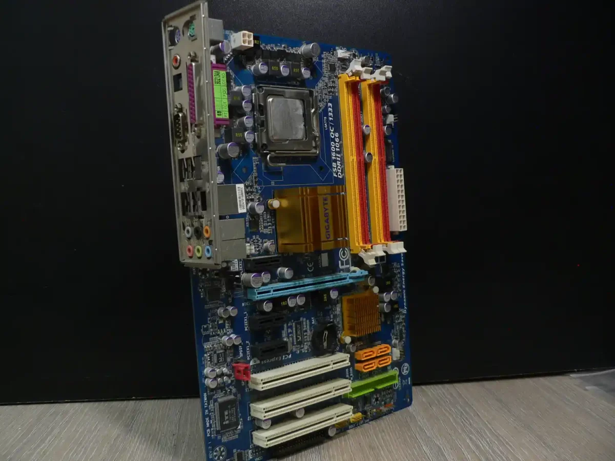 LGA775MB-3-1 Gigabyte GA-EP31-DS3L LGA775 Alaplap + Intel Pentium E5200 + Hátlap/IO-Shield - Image 1