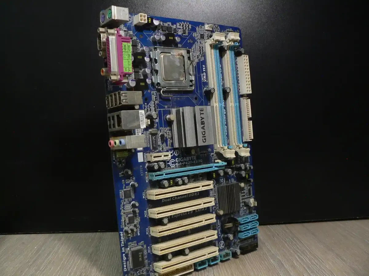 Gigabyte GA-P43T-ES3G LGA775 Alaplap + Intel Pentium E6800 (A- kategória, korrodált processzor lefogató) - Image 1