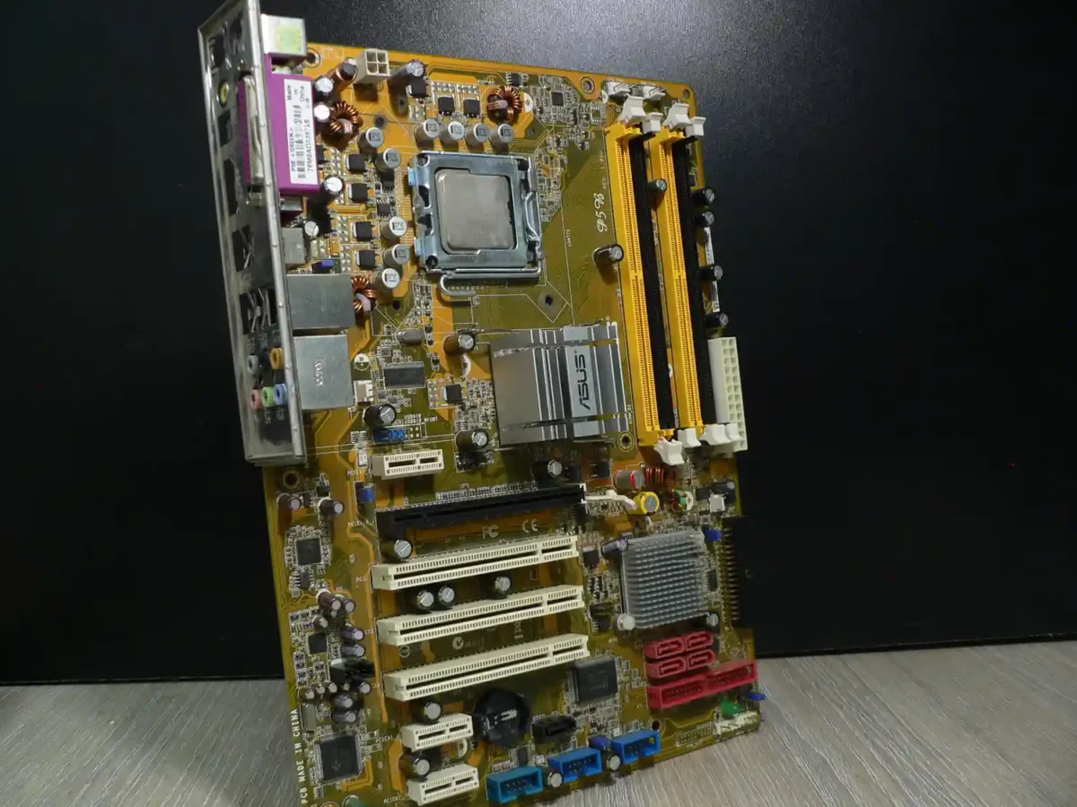 ASUS P5B LGA775 Alaplap + Intel Pentium 4 641+ Hátlap/IO-Shield - Image 1