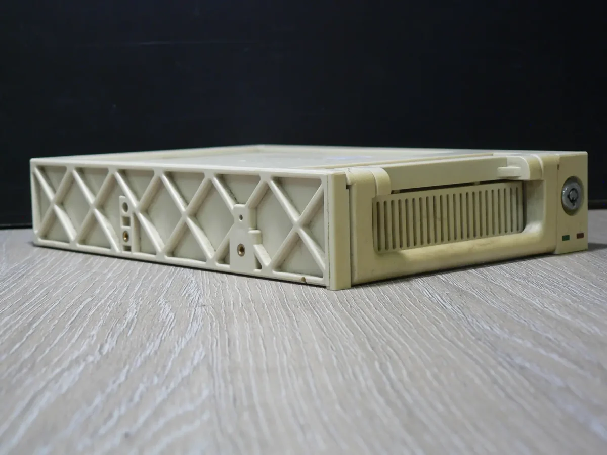 IDE Mobil Rack (Kulcsos) - Image 1
