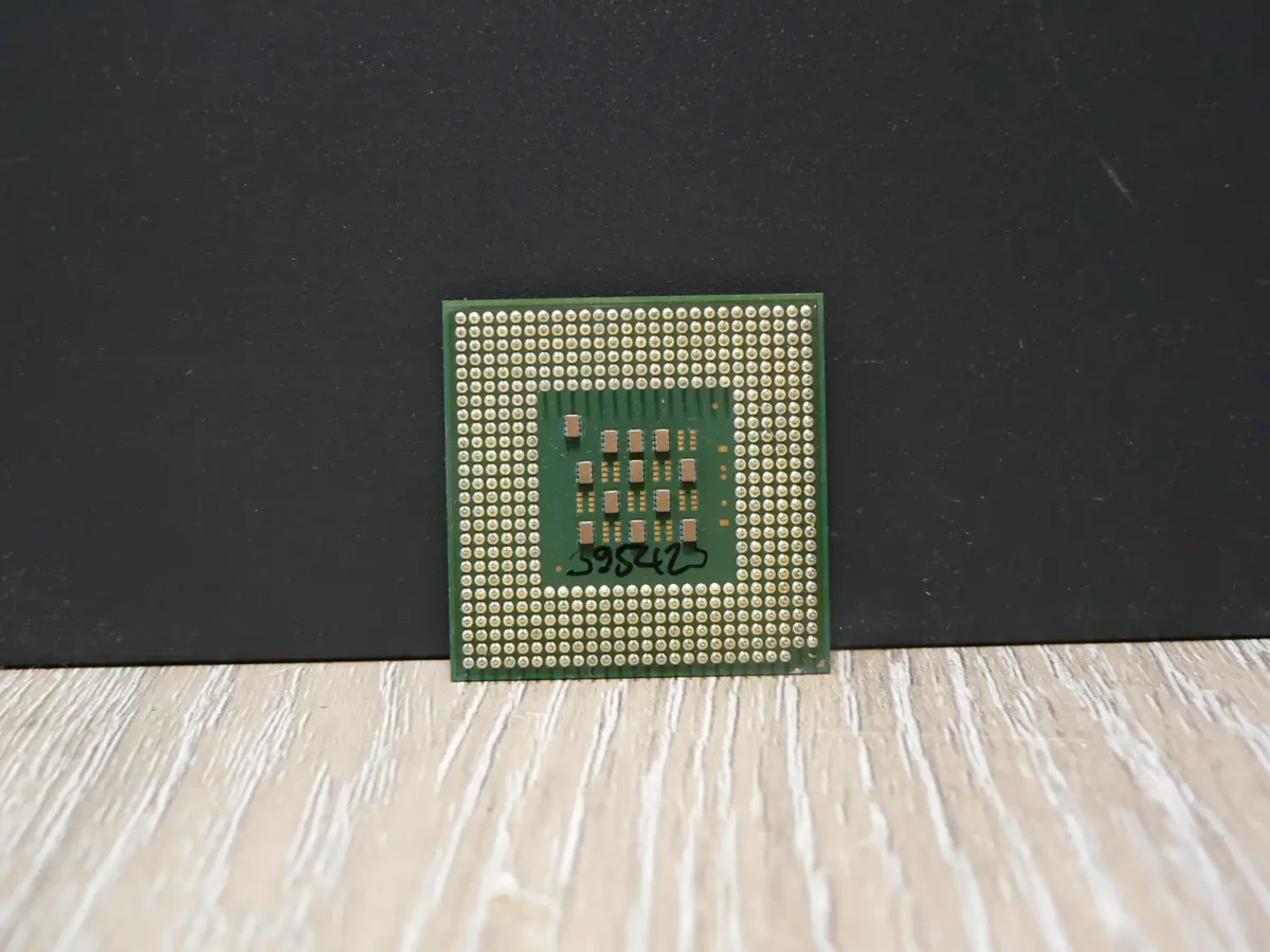 Intel Celeron 2,4GHz/128/400 SL6W4 Socket 478 Processzor - Image 2