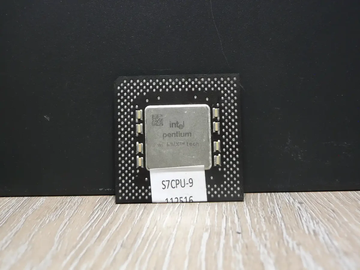 Intel Pentium 200MMX SL27J Socket 7 Processzor - Image 1