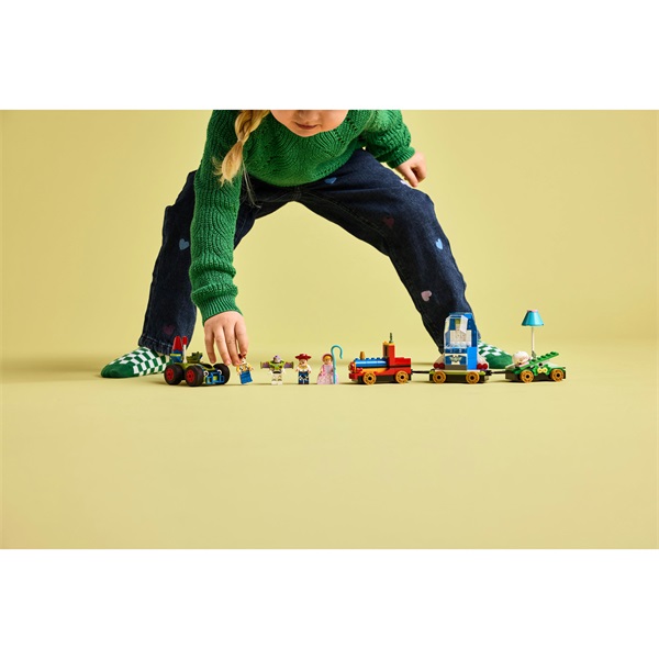 LEGO® | Disney és Pixar Toy Story ünnepi vonat és RC versenyautó, építőjáték-készlet 43264 - Image 5