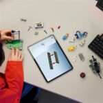 LEGO® Fortnite® Peely és Sparkplug táborhelye, videójátékon alapuló építőszett 77075 - Image 4