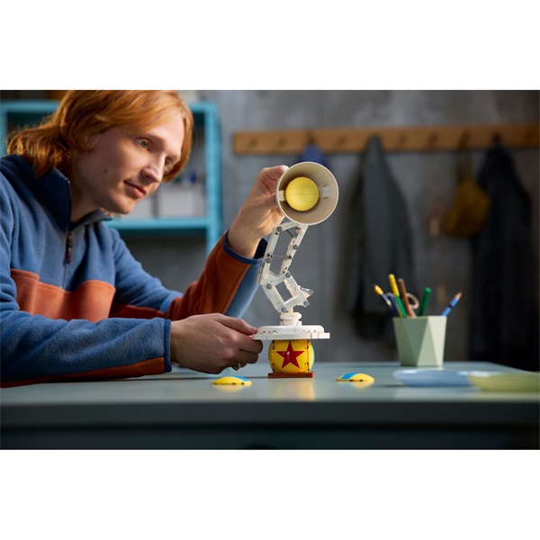 LEGO® Ideas Disney Pixar Luxo Jr., megépíthető és kiállítható modell 21357 - Image 4